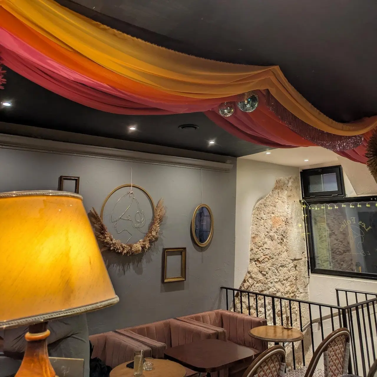 Für 1–20 Personen: Reservieren Sie Ihren Tisch für Drinks, einen Geburtstag oder einen Abend in der Altstadt von Nizza.