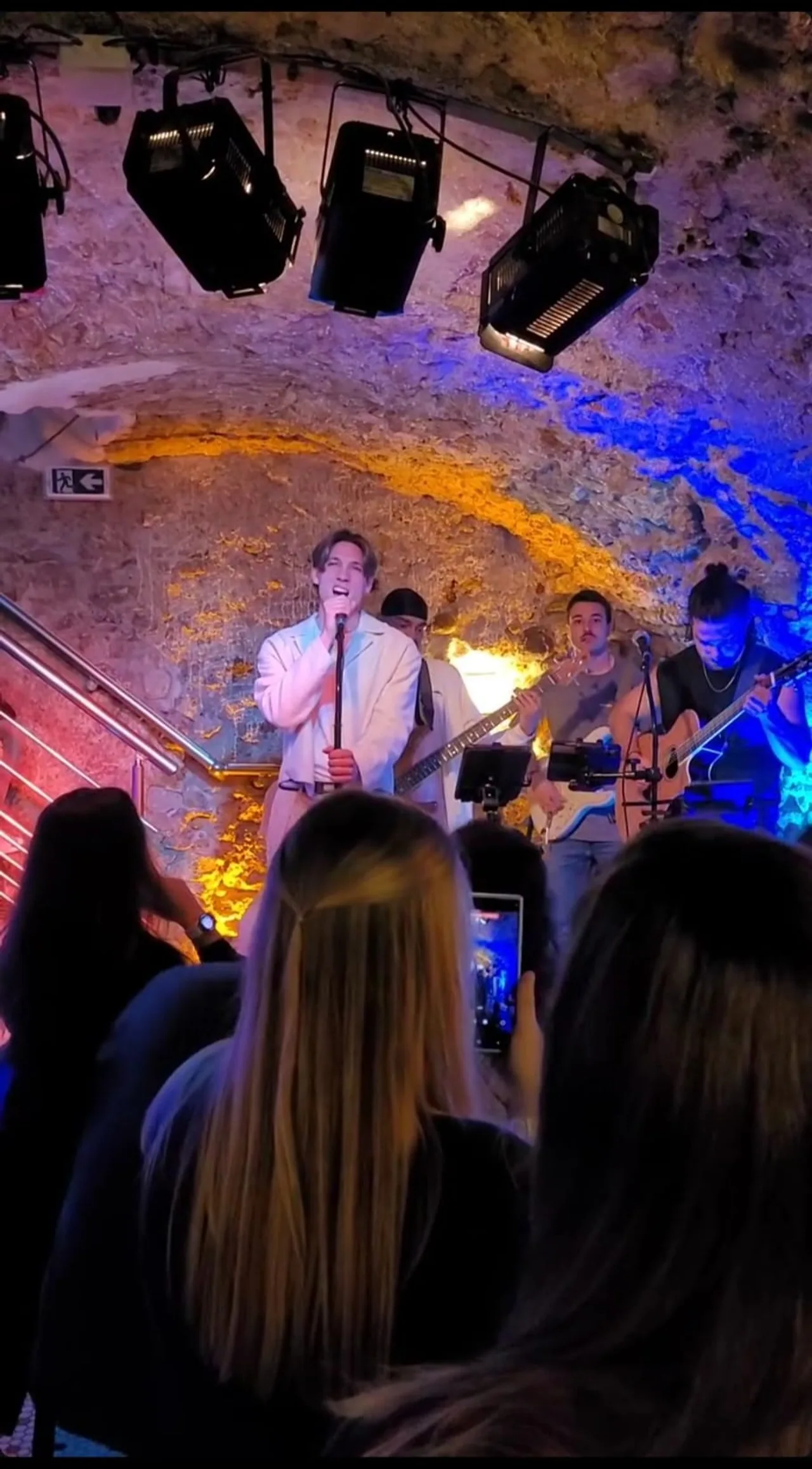 Evening with Nice locals and travellers in an Old Town cellar