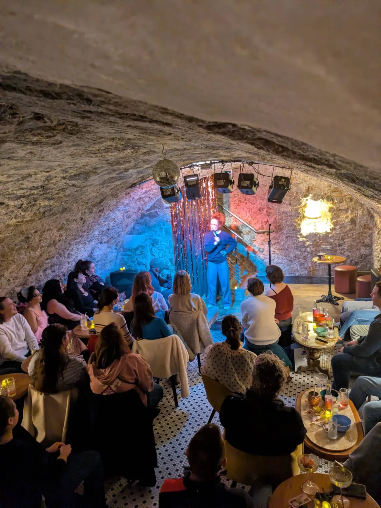 Public face à la scène dans la cave des Folies d'Edmonde