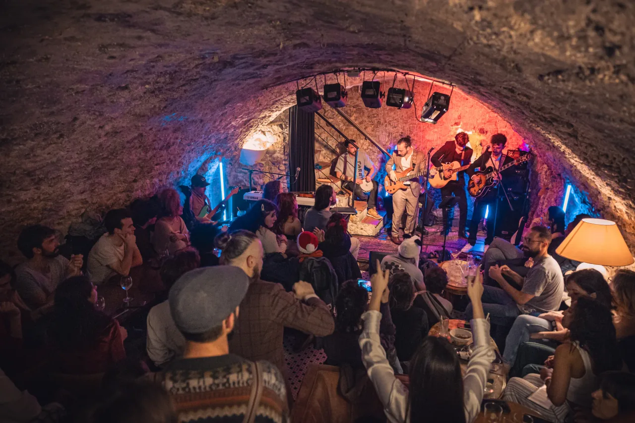 Musiker und Publikum bei einer Jam-Session in Les Folies d’Edmonde